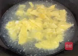 Illustration of how to make cabbage and rice cake slices in clear soup 5