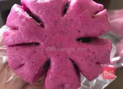 Illustration of making dragon fruit flower-shaped bread 5