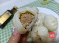 Illustration of how to make pork and green onion dumplings 16