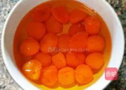 Lotus Illustration of how to make egg yolk mooncakes 2