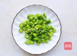 Illustration of how to make green pepper and egg noodles 3