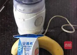 Illustration of how to make banana milkshake 1