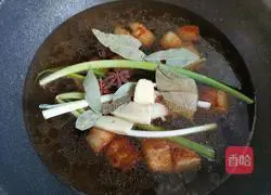 Illustration of how to cook pork belly and braised baby potatoes 8
