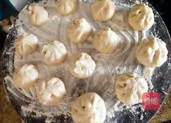 Illustration of how to make meat buns with thin skin and large fillings 4