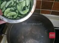 Illustration of how to make cucumber and meat slices soup 7
