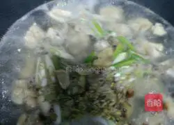Illustration of how to make mushroom and chicken leg soup 7