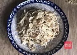 Illustration of how to make almonds mixed with tofu skin 5