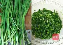 Illustration of how to make leek and pork dumplings 1