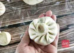 Illustration of how to make steamed buns stuffed with chives 21