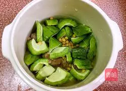 Pork bone, soybean and bitter melon soup recipe 5