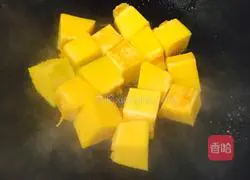 Illustration of how to make seaweed, shrimp skin and pumpkin soup 3