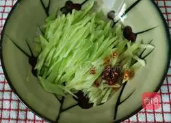 Illustration of how to make cold shredded green bamboo shoots 3