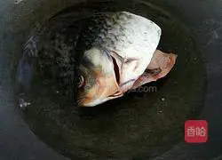 Illustration of how to make crucian carp head tofu soup 3