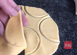 Illustration of how to make banana steamed buns 14