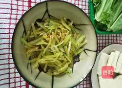 Illustration of how to make cold shredded green bamboo shoots 4