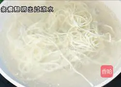 The spicy appetizer is more than addictive.Tear chicken noodles and make them for yourself and your loved ones.Illustration 5