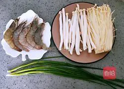 Illustration of how to make mushroom and shrimp soup 1