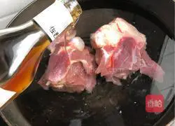 Illustration of how to stew big bone sticks with pickled cabbage 2