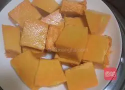 Illustration of how to make pumpkin and millet dough cakes 1