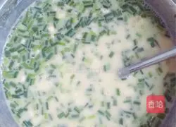 Illustration of how to make green onion egg pancake 4