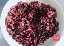 Illustration of how to make black corn and walnut milk drink 3