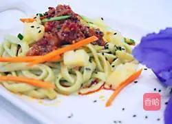 Illustration of how to make fried noodles with green sauce 1