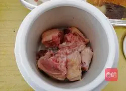 Illustration of how to make chicken soup with morels and cordyceps flowers 2