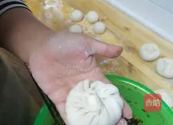 Illustration of how to make vegetarian stuffed buns 4