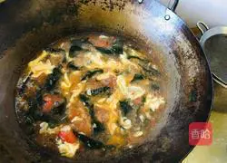 Illustration of how to make sea vegetable, tomato sauce and egg soup 7