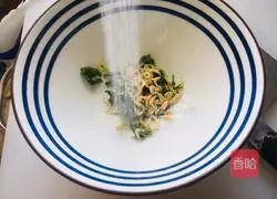 Illustration of how to make egg and coriander soup 3