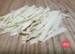 Illustration of how to make scrambled eggs with winter bamboo shoots and leeks 4