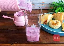 Illustration of how to make blueberry milkshake for eye protection and beauty 6