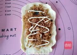Illustration of how to make seaweed and meat floss bread 15