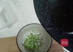 Illustration of how to make noodles with scallion oil 2