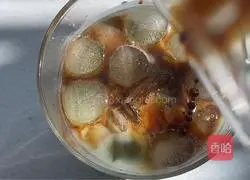 Illustration of how to make matcha milk coffee 8