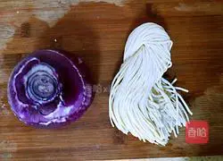 Illustration of how to make noodles with scallion oil 1