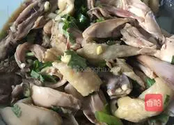 Illustration of how to make shredded chicken 9