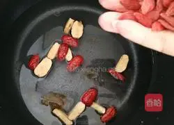 Illustration of how to make red date, mango and peach gum soup 7