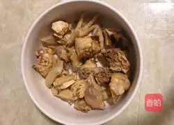 Illustration of how to make five-finger peach, yam, candied dates and chicken soup 1