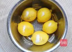 Illustration of how to make homemade lemon honey water 2
