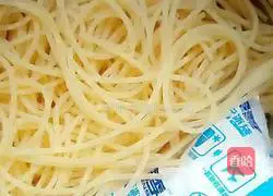 Illustration of how to make fried pasta with garlic and shrimp oil 9