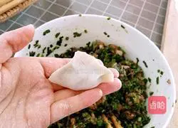  Illustration of how to make meat and three fresh dumplings 18