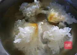 Illustration of how to make wolfberry, pineapple and white fungus soup 2