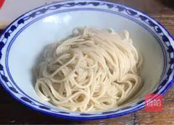 Illustration of how to make noodles with frozen tofu sauce 8
