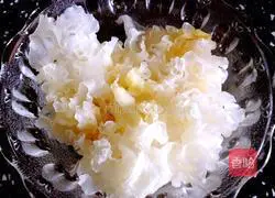 Papaya, Tremella and Lily Soup Recipe Illustration 2