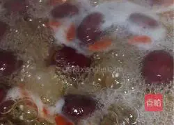 Illustration of how to make red dates, lilies, lotus seeds, peach gum, saponins, rice and white fungus soup 5