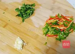 Illustration of how to make cold white fungus and broccoli 6