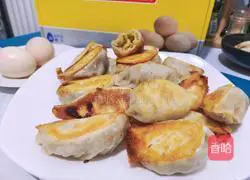 Illustration of how to make fried dumplings with fresh vegetables and eggs 14