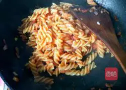 Illustration of how to make tomato sauce spiral pasta 13
