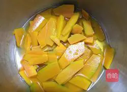  Illustration of how to make golden thousand-layer flower roll 1